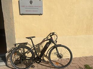 recuperata-bicicletta-elettrica-in-un-terreno-incolto