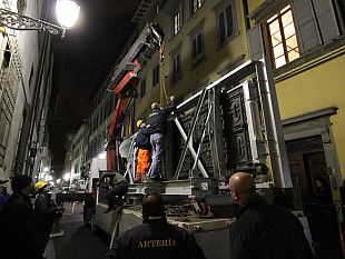 porta-nord-del-battistero-di-firenze-spettacolare-trasporto-nella-notte