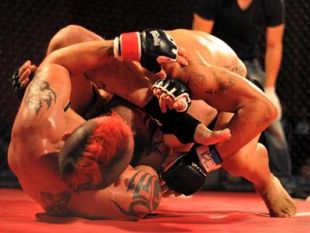 b210161913-pubblico-in-delirio-per-fight-club-in-the-cage-di-firenze