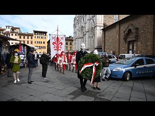 alluvione-1966-messa-e-lancio-in-arno-di-una-corona-di-alloro