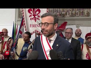 gonfalone-dargento-ai-bandierai-degli-uffizi-per-i-primi-50-anni