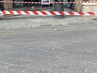 si-staccano-pezzi-di-un-cornicione-in-piazza-della-repubblica