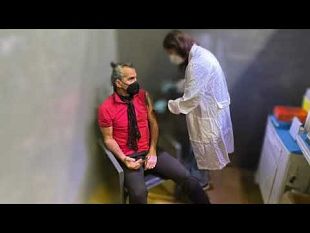 video-masini-pieraccioni-e-pelu-al-mandela-per-vaccinarsi