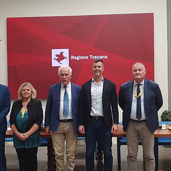 /images/0/0/00-foto-di-gruppo-dopo-la-firma-dell-accordo.jpg