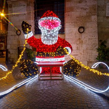 /images/0/1/01-babbo-natale-con-la-slitta-installazione-grosseto.jpg