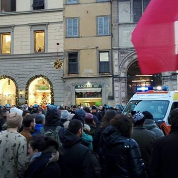 /images/0/5/05-ambulanza-carabinieri-piazza-duomo.jpg