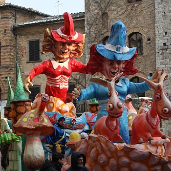 /images/0/7/07-carnevale-san-gimignano-3.jpg