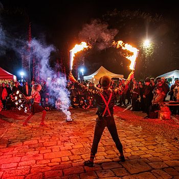 /images/0/8/08-hc-carnival-fire-show-2.jpg