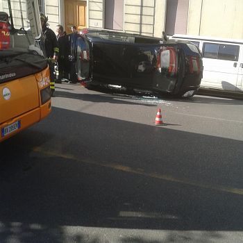 /images/1/2/12-auto-incidente-stradale-via-dino-del-garbo.jpg