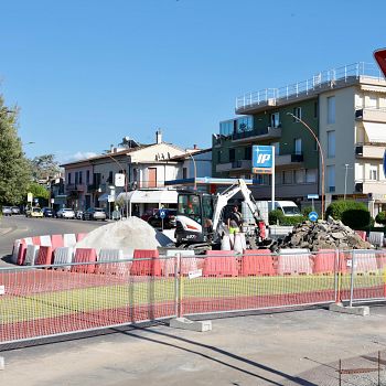 /images/1/4/14-lavori-rotatoria-via-carrucci-viale-petrarca2.jpeg