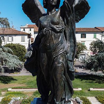 /images/1/4/14-statua-alata-piazza-della-vittoria.jpeg