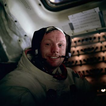 /images/1/5/15-neil-armstrong.jpg