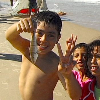 /images/1/5/15-with-hasan-in-gaza--6-.jpg