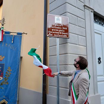/images/2/0/20-cerimonia-piazza-2-settembre-scopertura-targa.jpeg