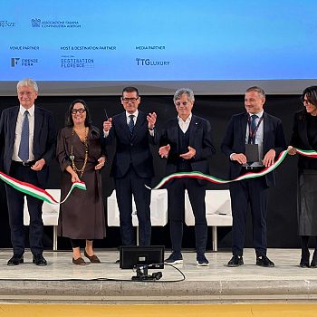 /images/2/1/21-aura-openingceremony-taglio-del-nastro.jpg