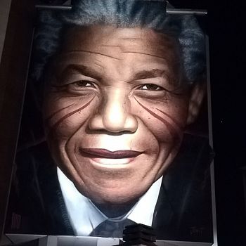 /images/2/1/21-nelson-mandela-poggetto-a.jpg