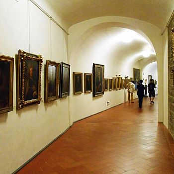 /images/2/2/22-vasari-corridor-and-uffizi-gallery-3.jpg