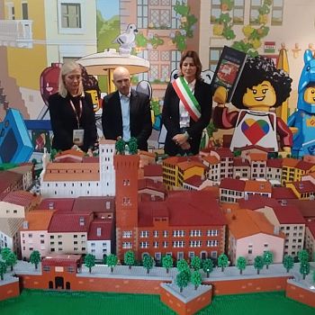 /images/2/3/23-lucca-in-lego.jpg
