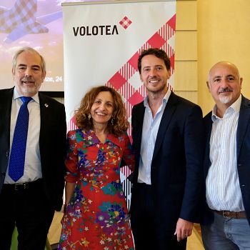 /images/2/4/24-1-volotea-flr-da-sinistra-gonzalo-ceballos-valeria-rebasti-jacopo-vicini-federico-barraco.jpg
