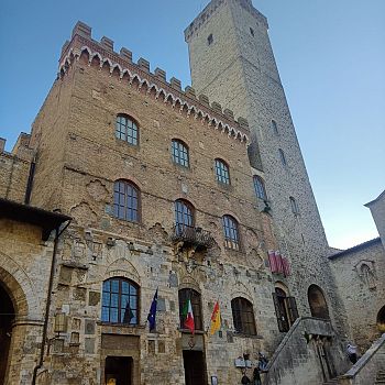 /images/2/4/24-palazzo-comunale-san-gimignano.jpg