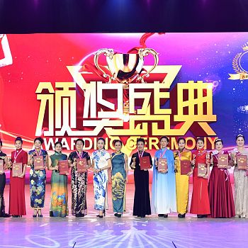 /images/2/4/24-premiazione-2023-lady-qipao-bis.jpg