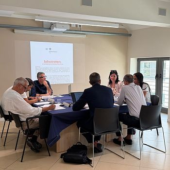 /images/2/4/24-un-momento-dell-incontro-presso-la-sede-di-confcommercio-pisa.jpeg