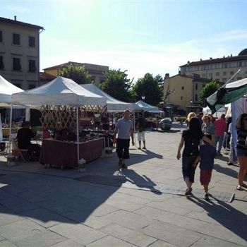 /images/2/5/25fiesole-mercato-piazza-2103.jpg
