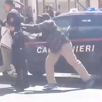 /images/2/7/27-aggressione-carabinieri-a.jpg