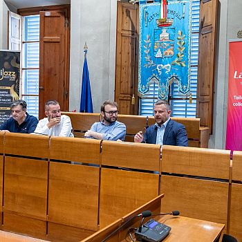 /images/2/7/27-empoli-jazzo-festival-da-sx-filippo-d-urzo-ass-matteo-bensi-sindaco-alessio-mantellassi-tommaso-lapi.jpeg