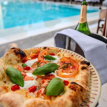 /images/2/8/28-pizza---champagne---villa-cora-1-cropped-66.jpeg