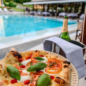 /images/2/8/28-pizza---champagne---villa-cora-1.jpeg