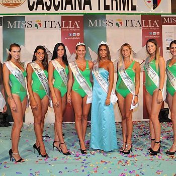 /images/2/9/29-il-gruppo-delle-9-prefinaliste-nazionali-con-rachele-risaliti-miss-italia-2016.jpg