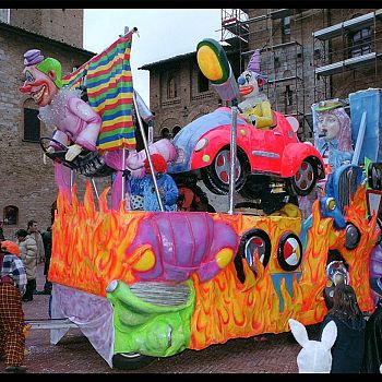 /images/3/1/31-carnevale-san-gimignano-4--1-.jpg