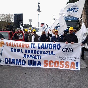 /images/3/1/31-caschi-gialli-pisa.jpg