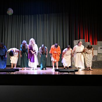 /images/3/6/36-il-corso-dei-ragazzi-ha-portato-in-scena-la-troiane-al-crc-antella.jpg