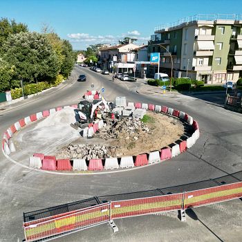 /images/3/6/36-lavori-rotatoria-via-carrucci-viale-petrarca.jpeg