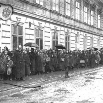 /images/3/7/37-vienna-1918---donne-in-coda-per-il-pane-foto-archiv-des-bundespolizeidirektion-wien.jpg