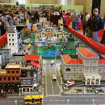 /images/4/0/40-lego-a-family-palace.jpg