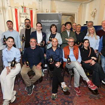 /images/4/1/41-foto-di-gruppo-diciannove-con-ass-ra-stefania-saccardi--1-.jpeg