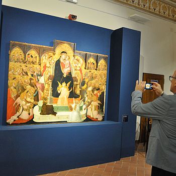 /images/4/5/45-massa-marittima-museo-san-pietro-all-orto-maestà-del-lorenzetti.jpg