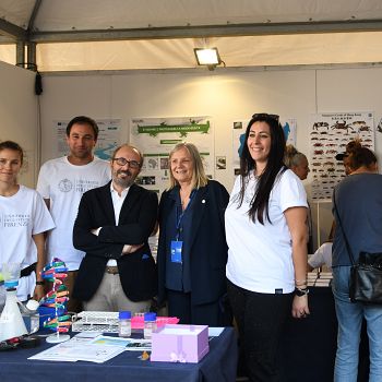 /images/4/5/45-rettrice-petrucci-e-assessore-danti-in-uno-stand.jpg