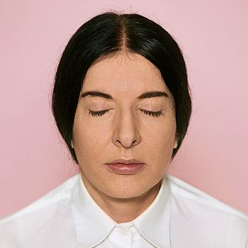 /images/4/5/45-the-space-in-between-marina-abramovic.jpg
