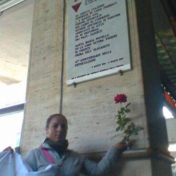 /images/4/8/48-smn-firenze-25-ottobre-2014-una-rosa-rossa-a-memoria-delle-vittime-dell-olocausto.jpg