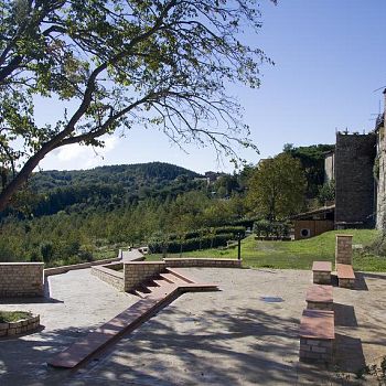 /images/4/9/49-camminamento-esterno-castellina-in-chianti.jpg