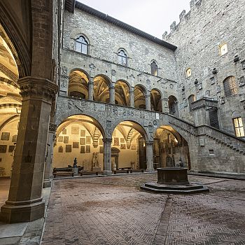 /images/5/3/53-10--museo-nazionale-del-bargello---cortile-galleria-dell-accademia-di-firenze-e-musei-del-bargello-copia.jpg