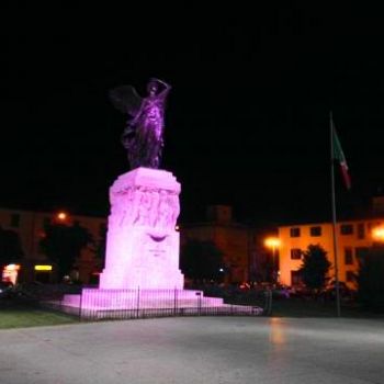 /images/5/4/54-ottobre-rosa-statua-vittoria-illuminata4.jpg