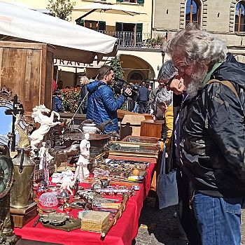 /images/5/6/56-mercatino-delle-cose-del-passato.jpg