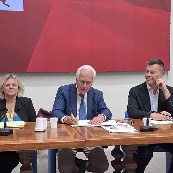 /images/5/7/57-in-regione-per-la-firma-dell-accordo.jpg