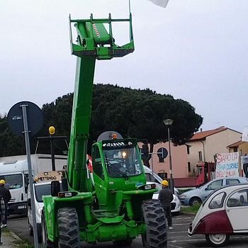 /images/5/8/58-caschi-gialli-pisa-5.jpg