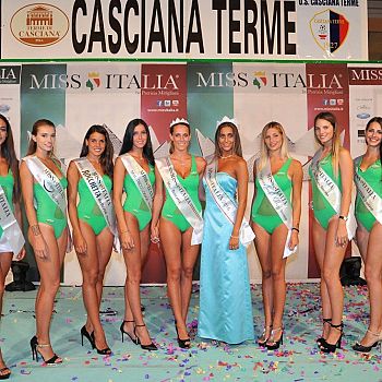 /images/6/0/60-il-gruppo-delle-semifinaliste-nazionali-toscane-2017-con-rachele-risaliti-miss-italia-2016.jpg